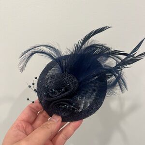 Elegant Navy Fascinator with Feathers